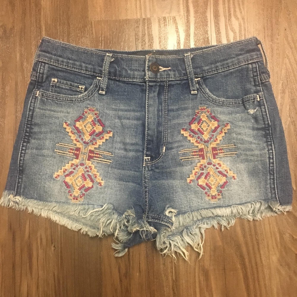 Boho Floral Crop Top & Hollister Short Shorts - Picture 6 of 8